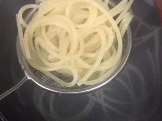 火腿奶油意面,2️⃣ 捞出过冷水备用。