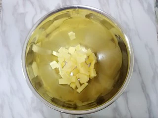 玛格丽特饼干,准备好黄油切小粒放入打蛋盆中，室温软化