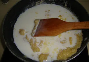 意大利千层面,橄榄油炒香番茄酱，把蔬菜牛肉馅倒入炒匀。倒入红酒烹香，加适量水、盐，熬煮成酱