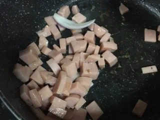 火腿奶油意面,5️⃣ 热锅冷油（如果有黄油的加黄油，会更香一点），加入火腿丁翻炒2分钟。