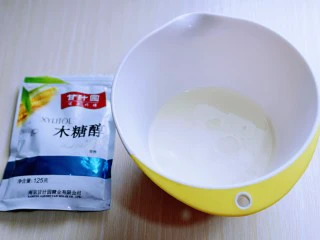 红丝绒草莓奶油蛋糕卷~下午茶必备甜品,做奶油,将奶油倒入深口的器具中,加入木糖醇糖,启动电动打蛋器先中速打发,奶油粘稠时高速打发至8成即可。(木糖醇甜度接近蔗糖,口感清凉,适合不易多吃糖的人群)