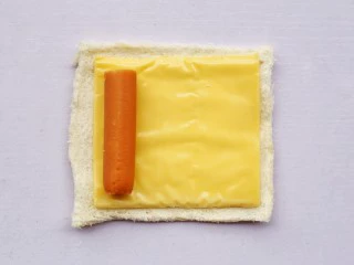 爆浆芝士火腿土司卷,放上火腿。