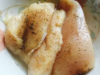 鸡肉主厨沙拉,黑椒，食盐，腌制鸡胸肉。