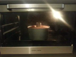 烘焙基础——戚风蛋糕,如图中所示为蛋糕在烤箱中烘烤的过程,蛋糕入烤箱后——蛋糕长高出模——蛋糕慢慢下降,与模同高。