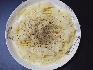 牧羊人派(Shepherd’s pie),再加入适量盐和黑胡椒拌匀。如果喜欢奶香浓郁的话,可以加50ml牛奶。但是要注意,蒸土豆的时候用保鲜膜把容器封起来。不然,否则蒸出来的图都有水份,再加牛奶就太稀了。如果忘记盖保鲜膜,就加奶粉吧,只能这样。