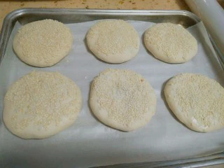 紫菜光饼,也叫福州肉烧,全部粘好芝麻,烤箱提前180℃预热10分钟,再把饼放进烤箱180℃烤20分钟