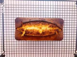 0黄油酸甜香橙磅蛋糕,出炉后立刻脱模,放凉后切片