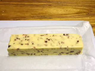 烘焙入门，蔓越莓饼干,冷冻后的面团取出，均匀的切成饼干片