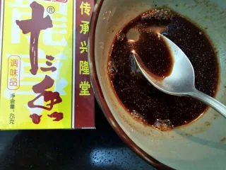 鸡翅酿地瓜泥,补个过程，腌鸡调料，十三香加糖，料酒调匀，腌一夜更好