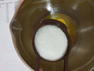 女巫杯子蛋糕,鸡蛋打入盆中,加入细砂糖