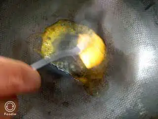 法式红酒牛排,将黄油放入锅中融化