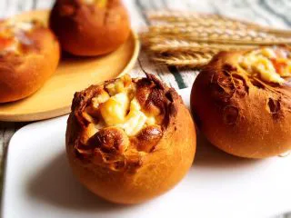 奶油黑麦奶酪包,香味十足的面包就这样出炉了,尝一口真棒。