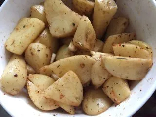 这样吃土豆必须躲起来吃——烤薯角,搅拌均匀，静置半小时以上，使其更加入味