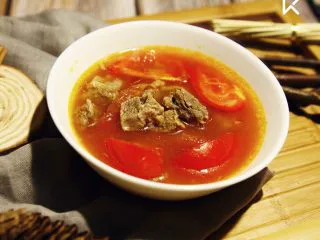 能给你多巴胺的「他」★牛肉西红柿汤,这么说吧,西红柿就像是菜肴里的香奈儿香水,总能轻易俘获男人女人的心,当然更多的是征服你的嘴巴和胃。呵呵。
