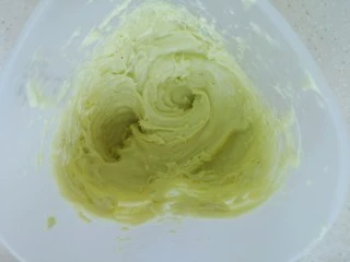 百变水果 蝶豆花蛋糕卷.百香果蓝莓馅,把剩下的100淡奶油打发以后,再把牛油果泥放进去继续搅打,成为牛油果奶油酱。直接挤在蛋糕上面就可以了。