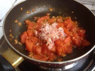 磷虾番茄意大利面,加入磷虾、胡椒粉和料酒，翻炒几下