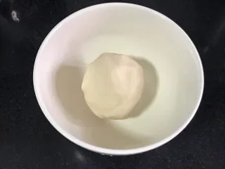 金沙奶黄馅老婆饼,和成面团。