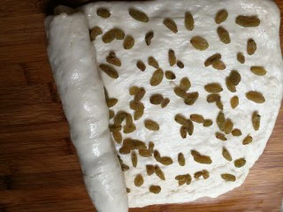 没有鸡蛋的面包,从一边卷起