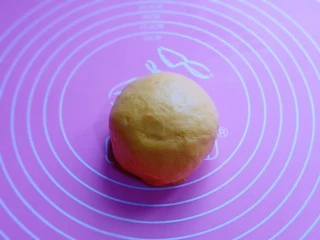 香酥仿真南瓜小饼干,再揉成面团,盖上保鲜膜,醒10分钟。