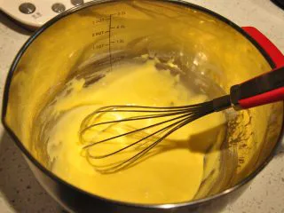 日式豆乳盒子蛋糕,用打蛋器混合至无干粉状。