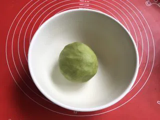 法式抹茶莎布雷酥球,也是碾拌,最后和成光滑的面团,烤箱预热160度。