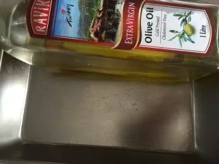 意式烤小土豆,烤盘涂抹橄榄油