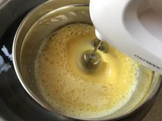 法式海绵蛋糕,坐热水打发，开高档大约打发15分钟左右