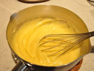 日式豆乳盒子蛋糕,一边加热一边用打蛋器不停搅拌。