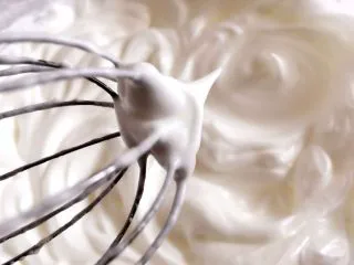 【无烤箱版】黑米蛋糕,打到提起打蛋器 出现小尖峰时 停止打发