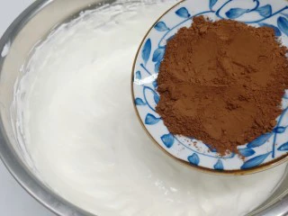 自制无冰渣版的冰激凌,加加可可粉4克再次搅拌均匀(如果想要其他口味在这一步就可以加了、比如加抹茶粉、可可粉、还有各种水果泥)