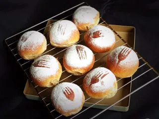 奶酪全麦面包,烤完拿出冷却。