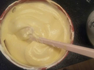 柔软到出乎意料-奶酪蛋糕卷,慢慢切拌好的奶酪糊