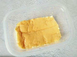 火龙果盒子蛋糕,用剪刀或剪子剪开成片，先铺一层在盒子底部