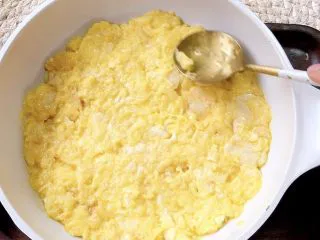 无需烤箱❗平底锅搞定菠萝披萨,铺平在平底锅