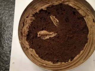 最经典浓郁巧克力奶酪蛋糕,周围挤上奶油尽量不要有缝隙。