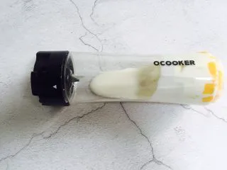 芒果香蕉奶昔,盖上盖子拧紧