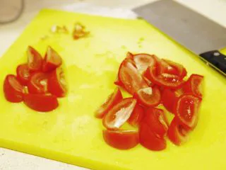 能给你多巴胺的「他」★牛肉西红柿汤,西红柿,去蒂切瓣。分俩份,一份大概三分之二,一份三分之一。