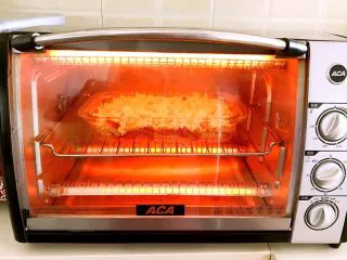 什锦虾仁焗意面,烤箱上下火200W预热3分钟，把焗面盘放进去，烤5分钟左右，烤至芝士碎融化，表面微黄即可