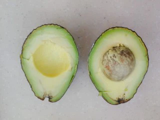 百变水果 蝶豆花蛋糕卷.百香果蓝莓馅,牛肉牛油果用刀切一刀,然后左右旋转一下就轻松打开了