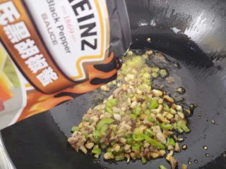 青椒香菇牛肉意面,再加黑胡椒酱