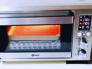 红丝绒草莓奶油蛋糕卷~下午茶必备甜品,将烤盘入东菱烤箱中层,上下管170度烤15分钟。(时间及温度仅供参考,具体根据自家烤箱性能另定)