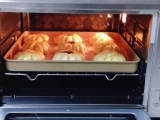 花式椰蓉面包,将烤盘入烤箱中层!