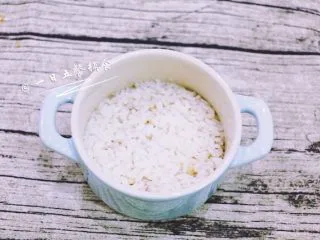 鲜虾芝士焗饭,将米饭铺在焗饭碗里待用。