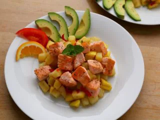 双椒土豆三文鱼,装盘：捡出变色的薄荷枝，将土豆苹果垫底；三文鱼摆在其上；然后将牛油果片放在盘子边上，撒点盐和黑胡椒碎；你还可以加几片西红柿和橙子，甚至可以撒些松子等坚果。