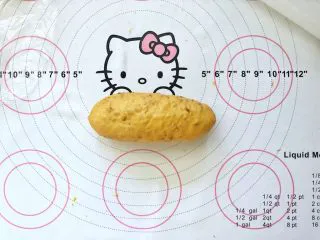 亚麻籽南瓜软欧包,12、自下而上卷起,捏紧收口处。