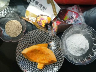南瓜糯米夹心饼,准备食材，如果没有木薯粉可以全用糯米粉。或者用玉米淀粉。