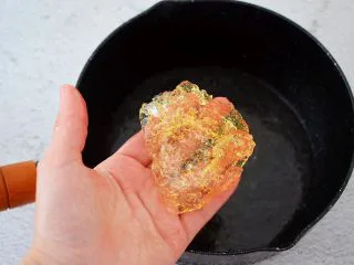 黑芝麻慕斯蛋糕,把芝麻丸、牛奶、白糖放入料理机中打成泥,倒入奶锅中,加入泡发的吉利丁片,记得要挤干水分再加入