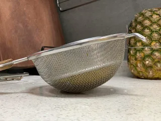 火龙果渐变蛋糕(宝宝辅食),家里的冷却架太大了,倒扣找不到合适的工具,后来发现倒过来放入网筛正好呀!机智😋