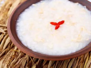 早上喜欢热乎乎的粥么……,最后点缀上几颗枸杞，就可趁热喝啦！