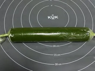 猕猴桃造型饼干,卷起来，一定要卷紧了，回来滚圆几下。（卷的时候有点开裂是正常，之后在滚几下整形就不会了）